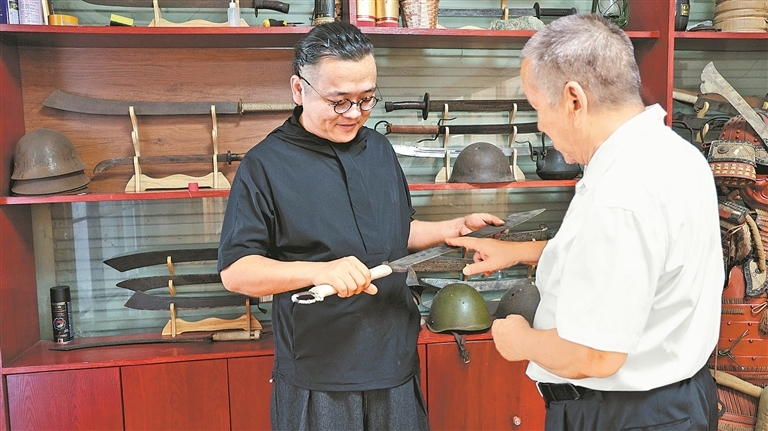 李曌國父子查看館內藏品。 張超 攝
