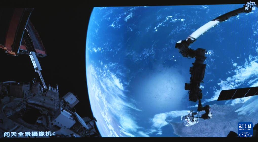 这是8月15日在北京航天飞行控制中心屏幕上拍摄的神舟二十号乘组航天员陈冬在舱外工作的画面。新华社记者 厉彦辰 摄