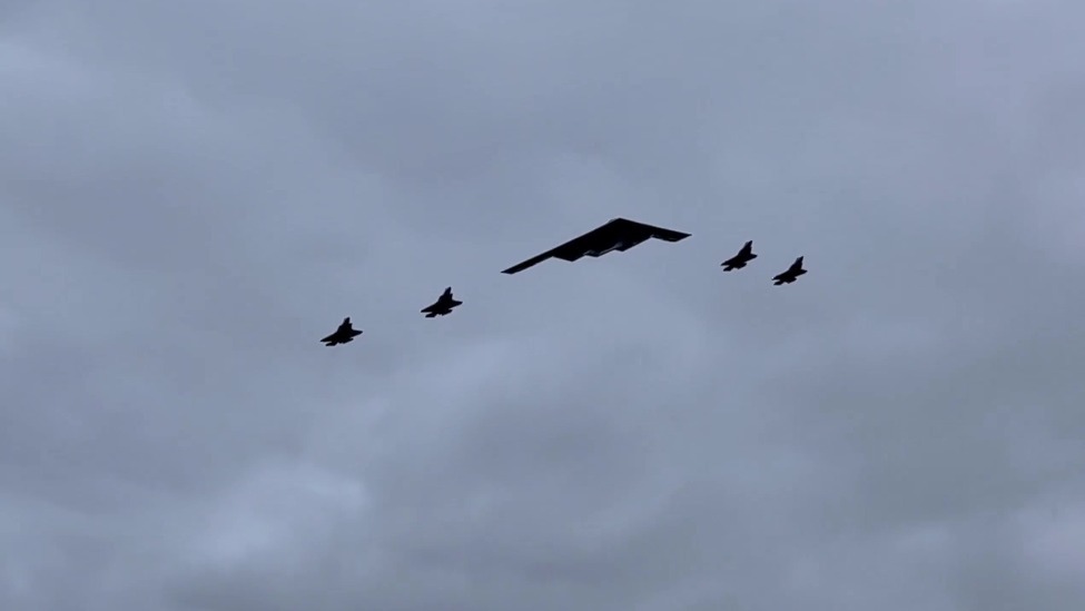 特朗普和普京走红毯时，B-2从上空飞过，地面摆满F-22