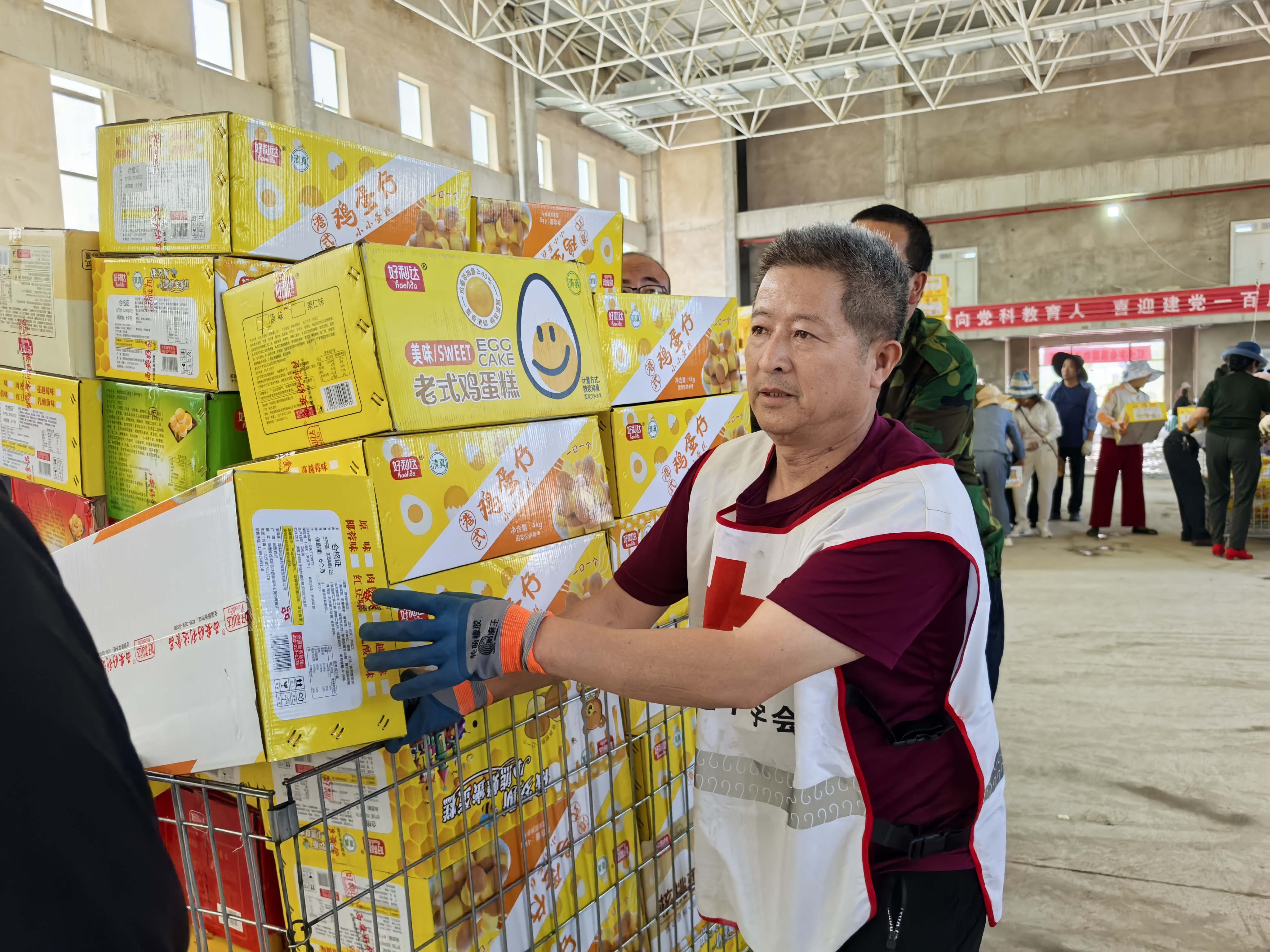 冯文水协助推车