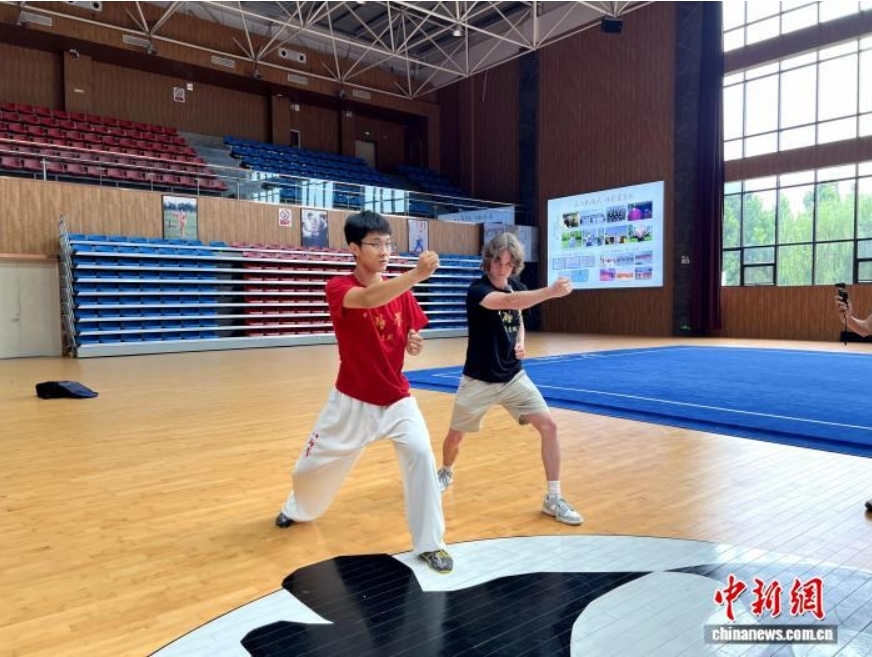 图为美国青年Marshall Mc Craw(右一)学习八极拳。 付劲 摄