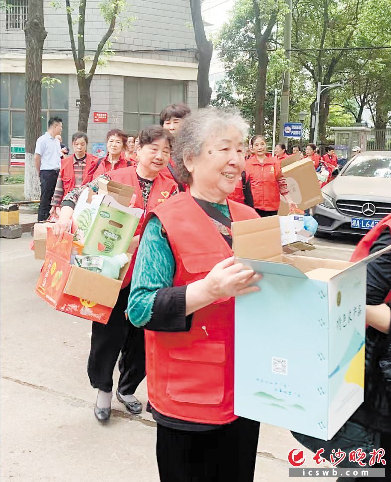 池凤英（前）和老伙伴们参加德政园小区爱心环保点活动。受访者供图