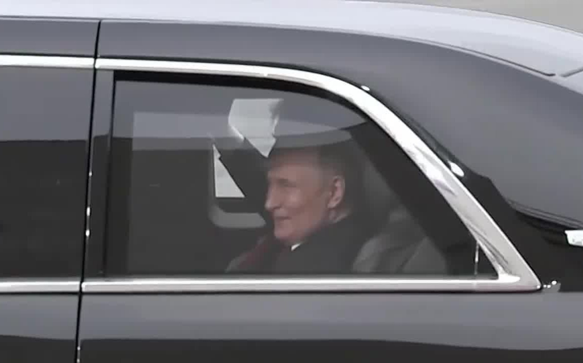 特朗普与普京同乘一辆专车