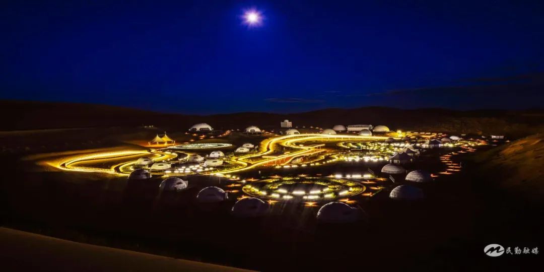 夜幕下的摘星小镇