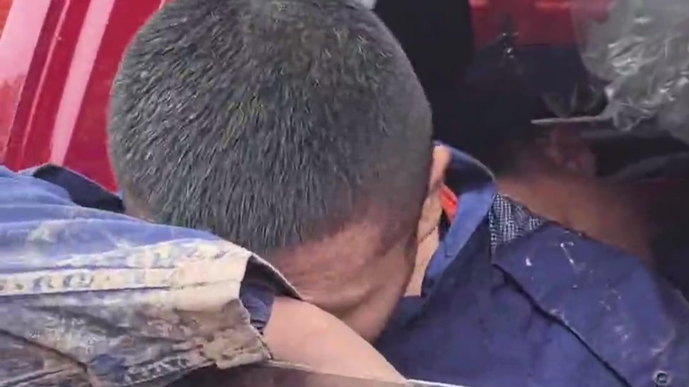 致敬坚守——连续奋战一天一夜后，消防战士倚着车窗沉沉睡去