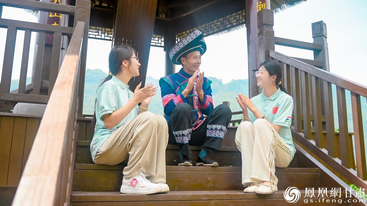 在云屏三峡，传承人庞志发（中）带领学生们吼两当号子。