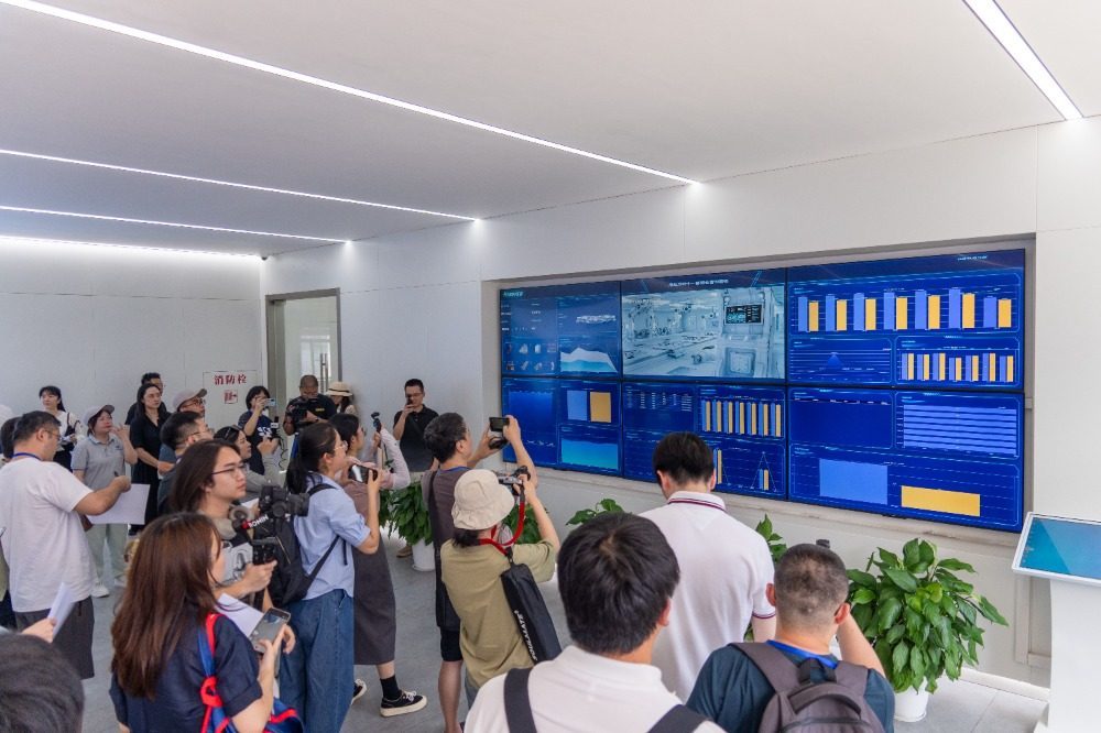 ▲记者团走进拓普汽车底盘系统(重庆)有限公司进行采访调研。本文图片均由记者 李雨恒 摄