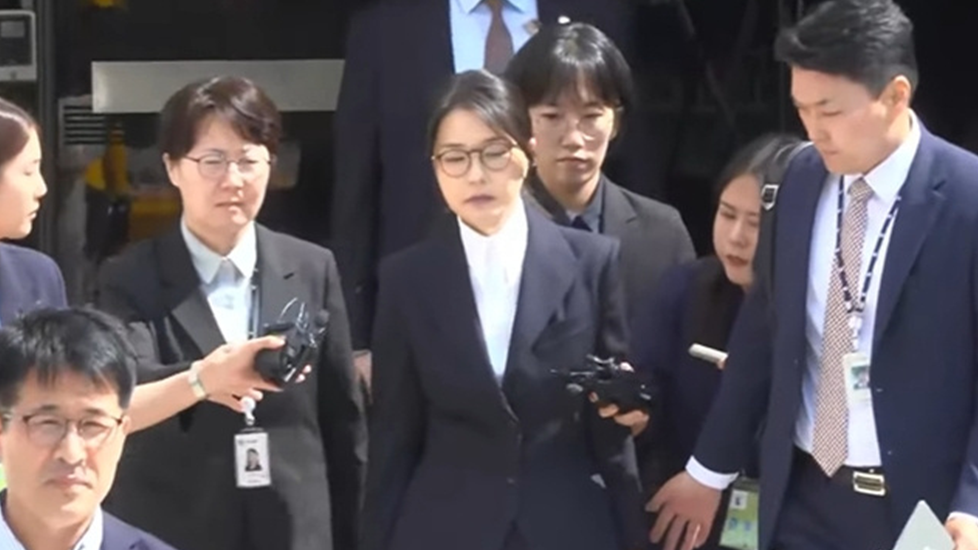 韩国或将迎来宪政史上前所未有的局面：前总统夫妇同时被捕