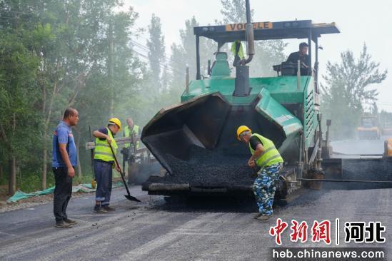 图为任丘市胜利路,工人正在进行作业。 韩慧峰 摄