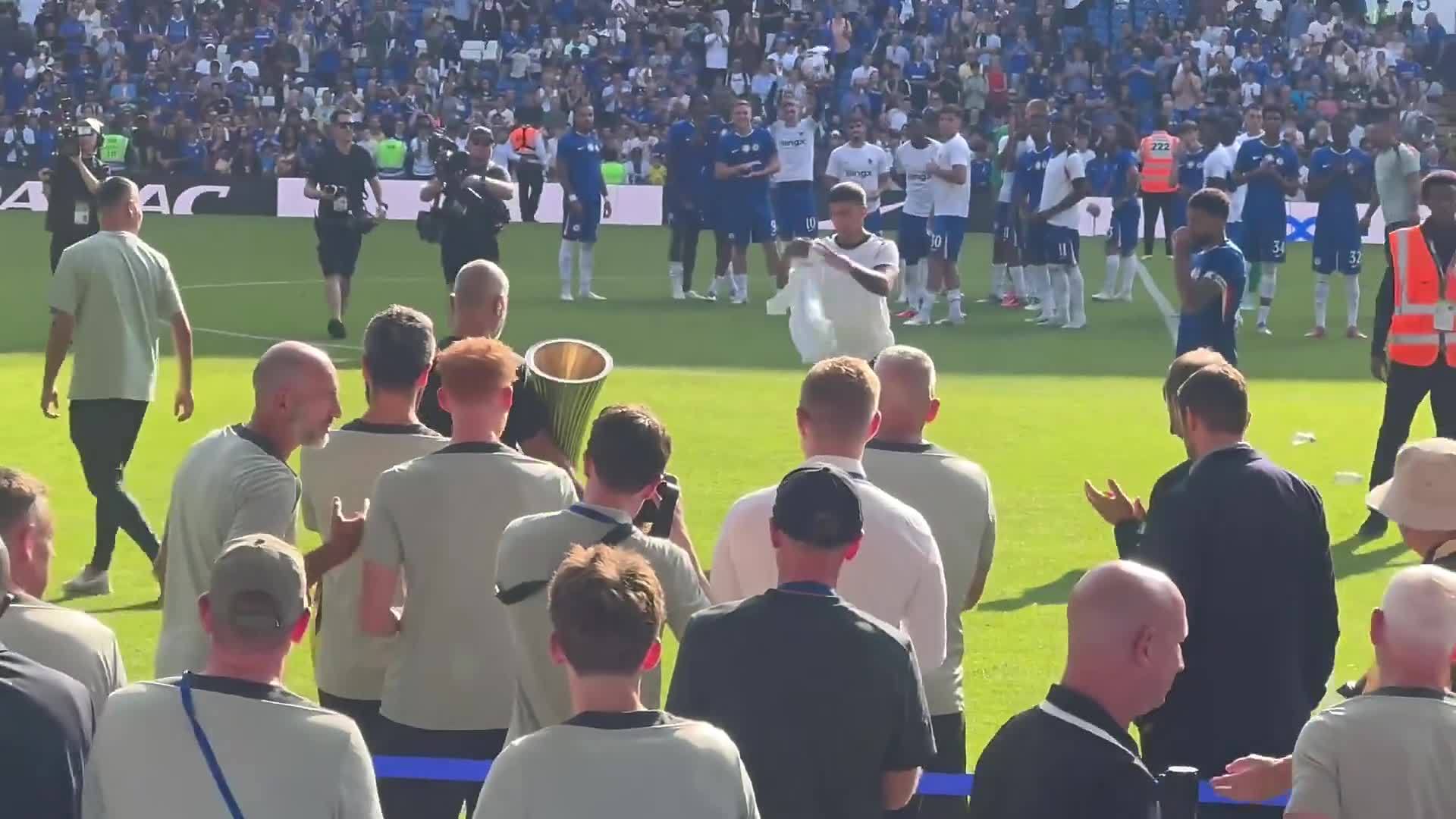 给大伙看看，战胜米兰后蓝军球员带着两座奖杯在斯坦福桥巡游