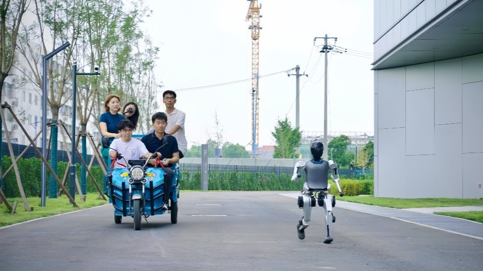 95后清华辍学创业做机器人：快很重要，开车慢了都觉得亏