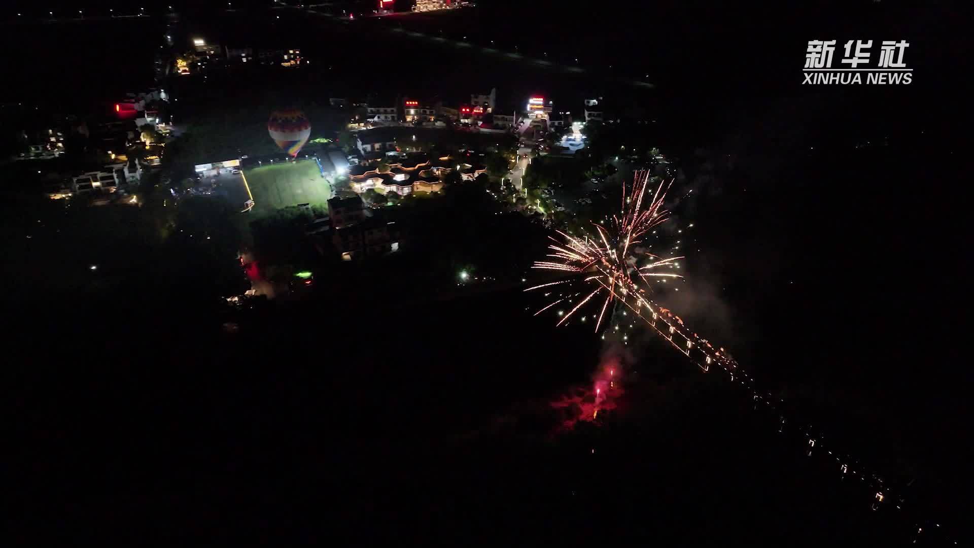 安徽黄山：光影摇曳鱼灯舞 古村夜游迎客来