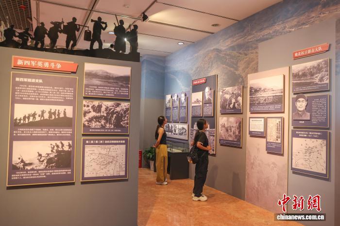 8月15日，江西南昌，民眾在南昌新四軍軍部舊址陳列館內參觀。中新社記者 劉力鑫 攝