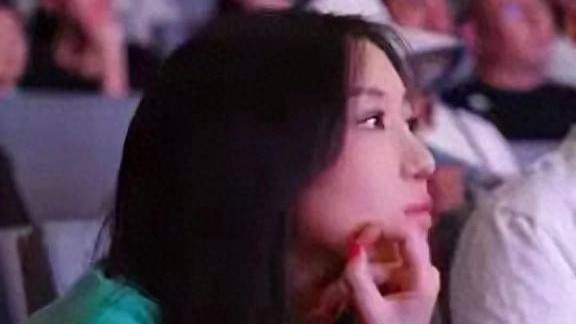 李嫣聚会结束抽电子烟被拍，黑衣长发气质清冷，动作娴熟像王菲封面图