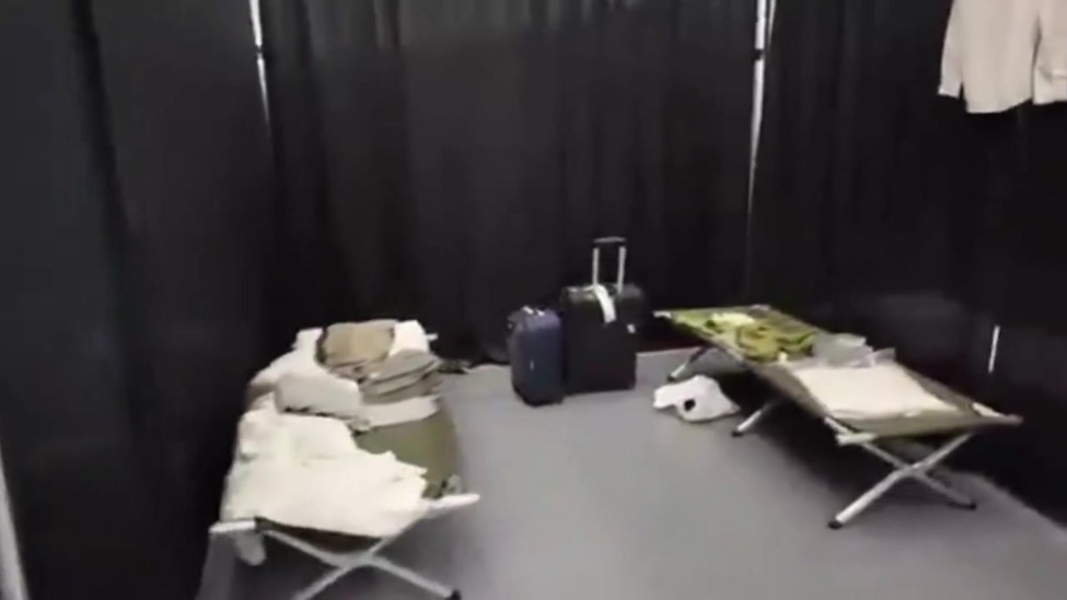 阿拉斯加美俄峰会，记者真的住体育馆？睡行军床？