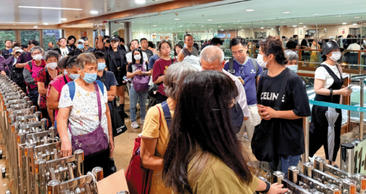 金钟香港牌照事务处，不少人排队申请驾照。图源：港媒