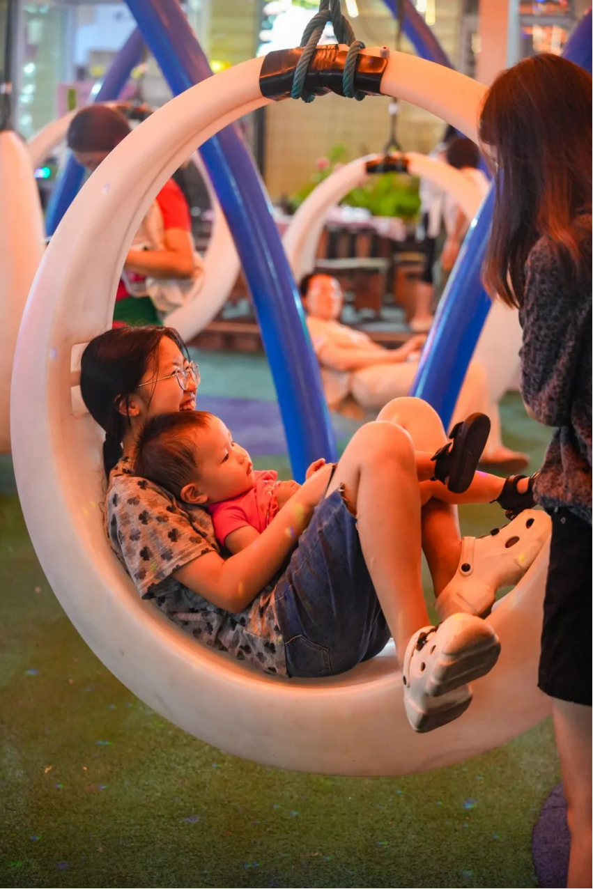 在青岛西海岸新区金沙滩啤酒城，体验一场亲子“慢”游记