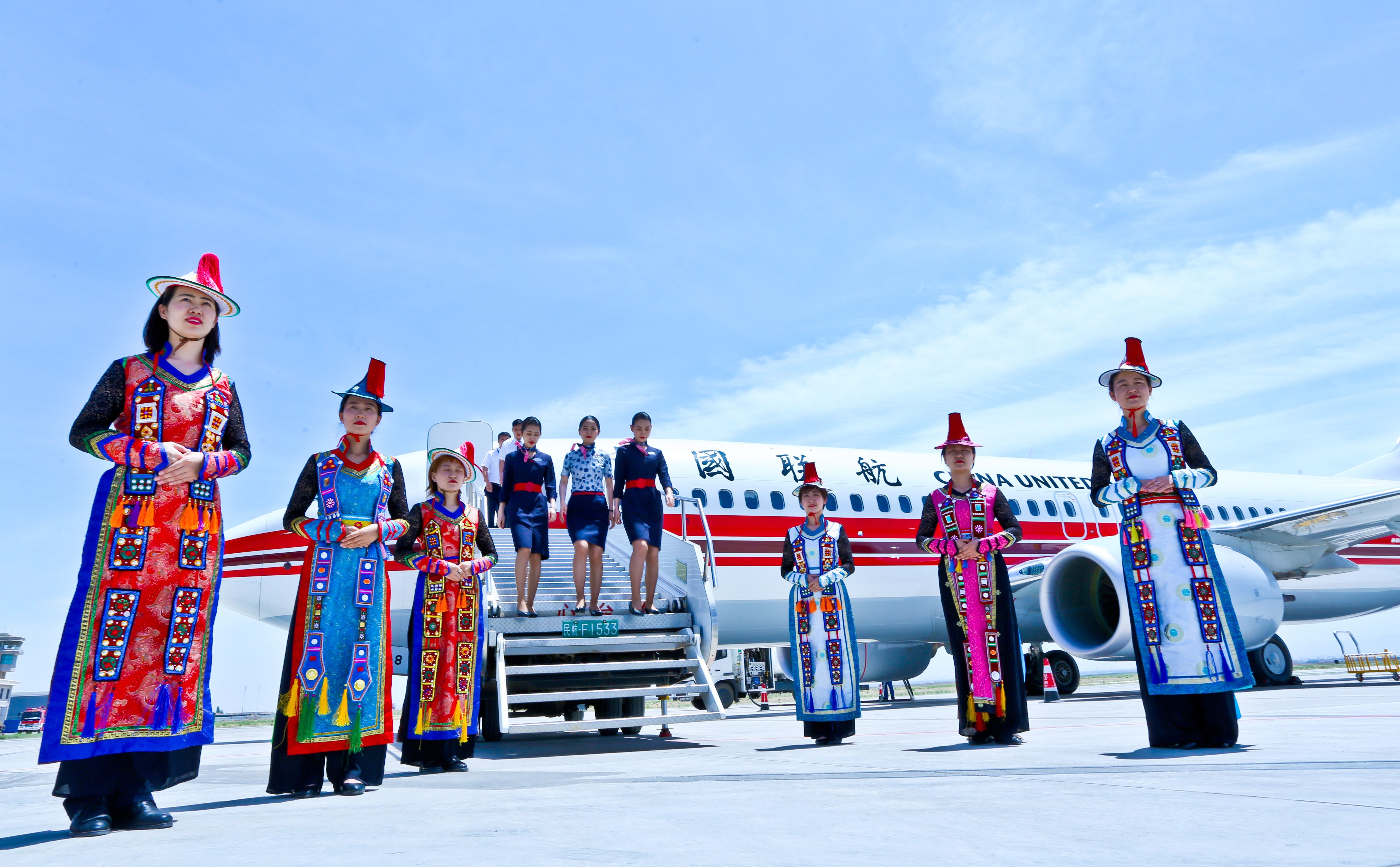 张掖机场工作人员穿着裕固族服装迎接旅客 王将 摄