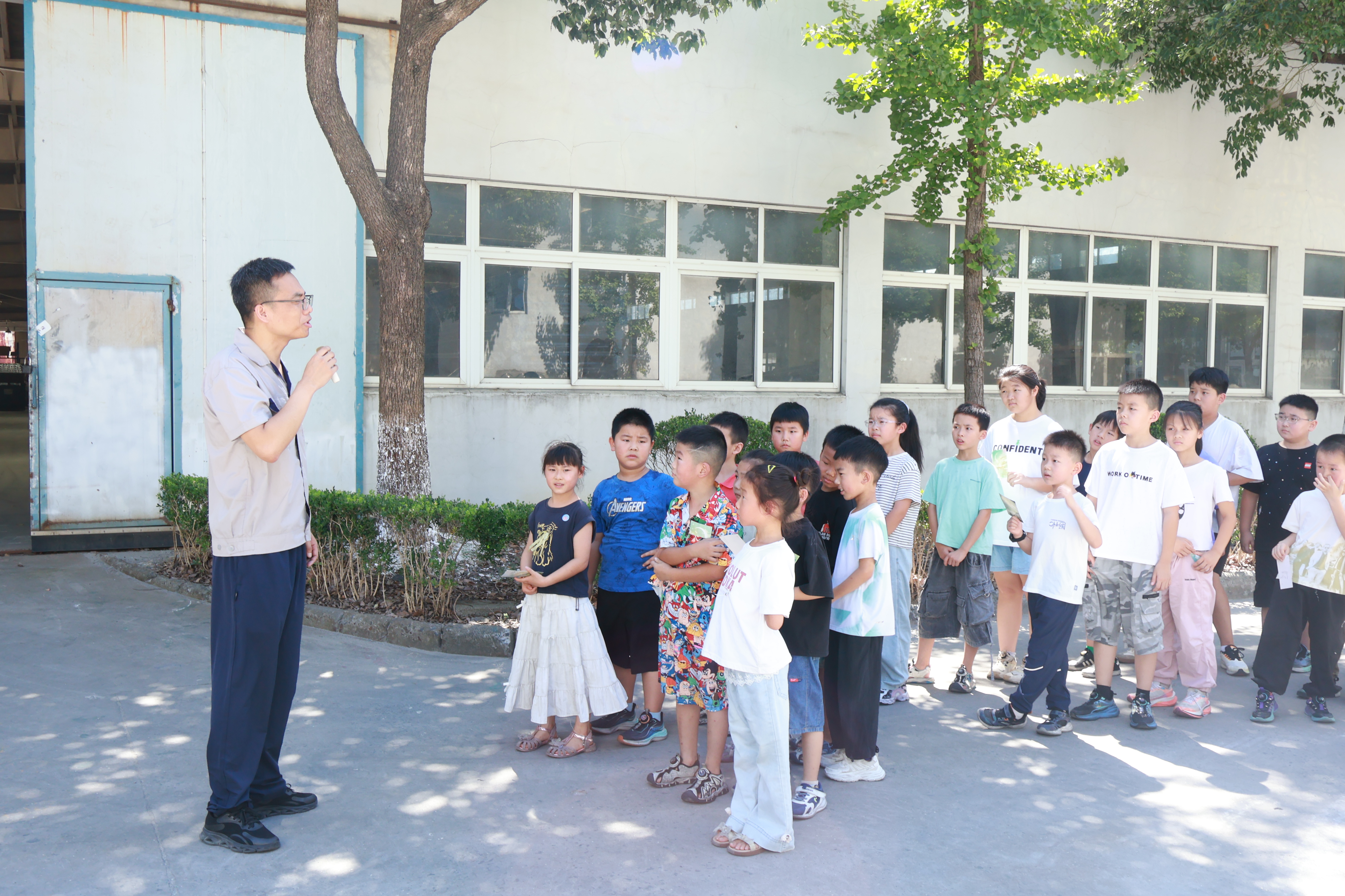 江北工会组织“小候鸟”探秘职场感恩父母