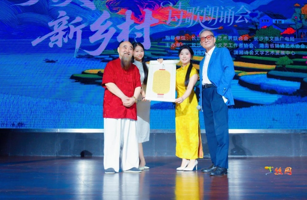 著名配音艺术家童自荣(右一)、著名诗人彭国梁(左一)