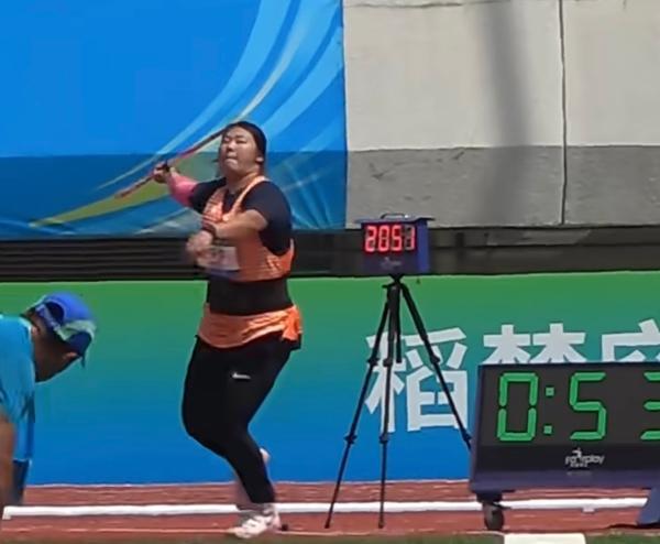 严子怡准备投掷。直播截图