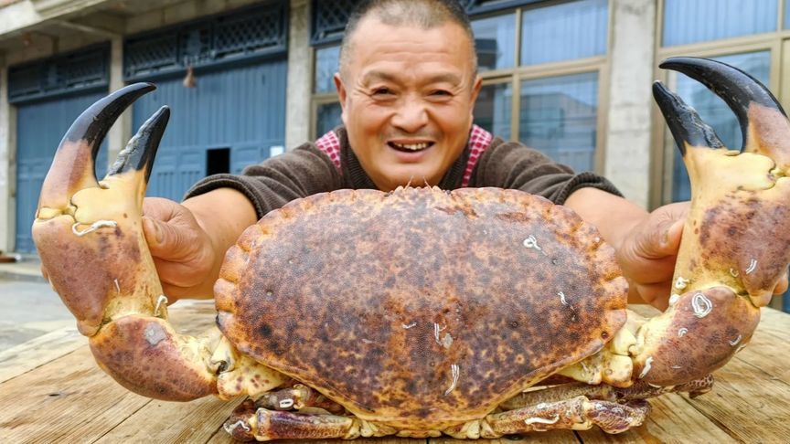 这才是蟹王，试吃全网最大的面包蟹，光一个蟹钳都有2斤重