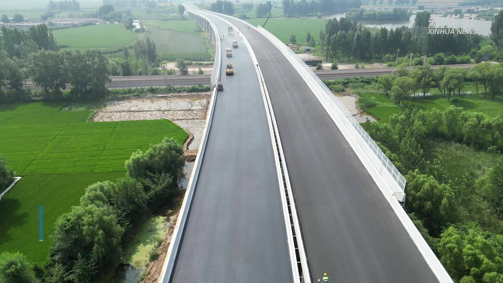 凌绥高速沥青路面全线贯通