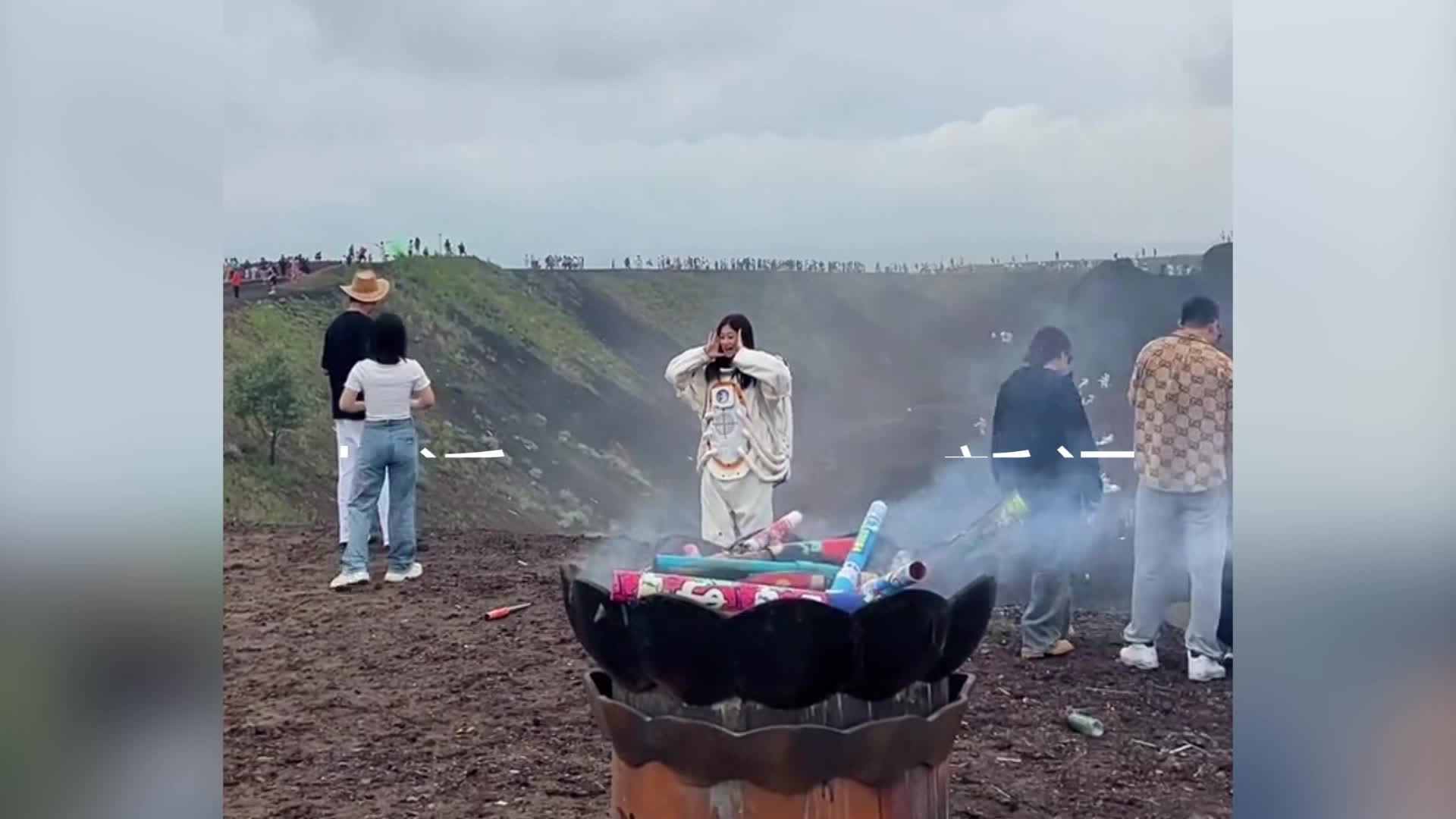 游客吐槽乌兰哈达火山烟雾棒熏人，景区：禁止燃放烟雾棒，有人不听劝