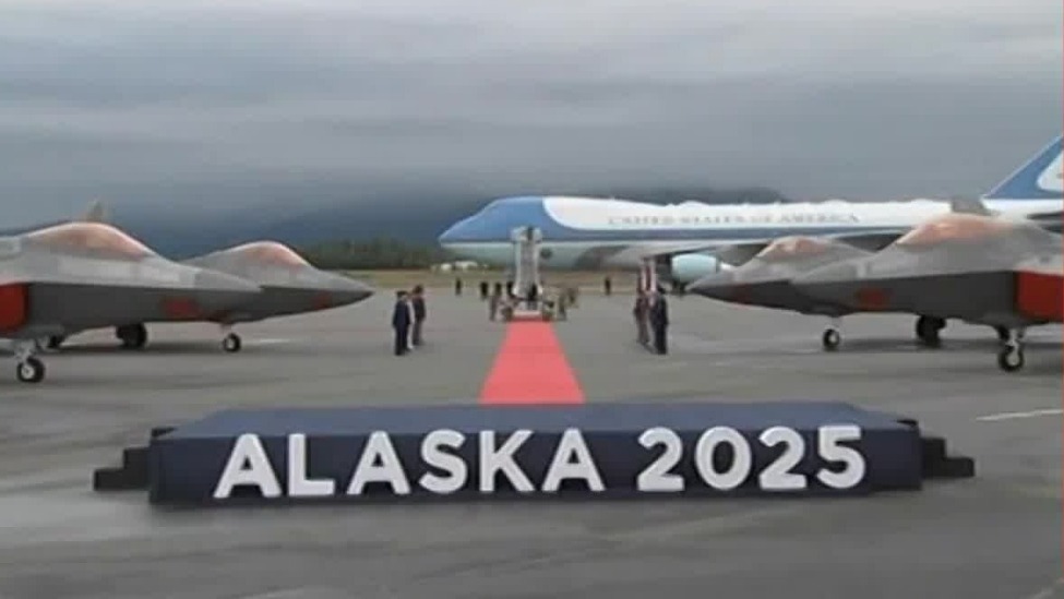 特朗普在美俄峰会“秀肌肉”，多型战机站台，传递哪些信息？