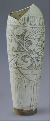 (图三,白釉高体刻划珍珠地牡丹纹梅瓶,文集遗址出土,原文定为金)