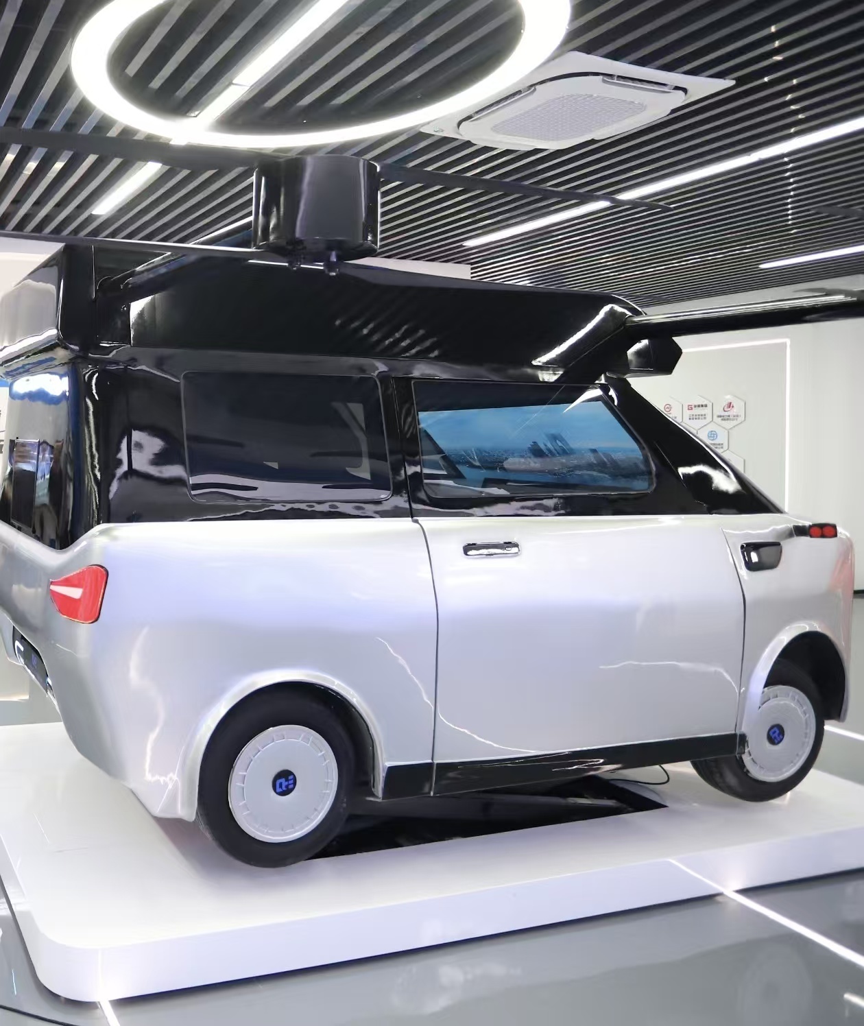 年内试飞!“飞行汽车”惊艳亮相苏州工业园区