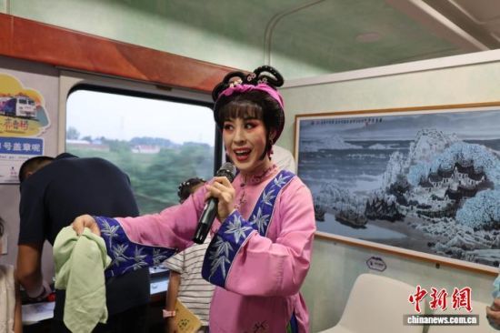 　　“好客山东&middot;齐鲁1号”旅游列车内的戏曲表演。陈宛婷 摄
