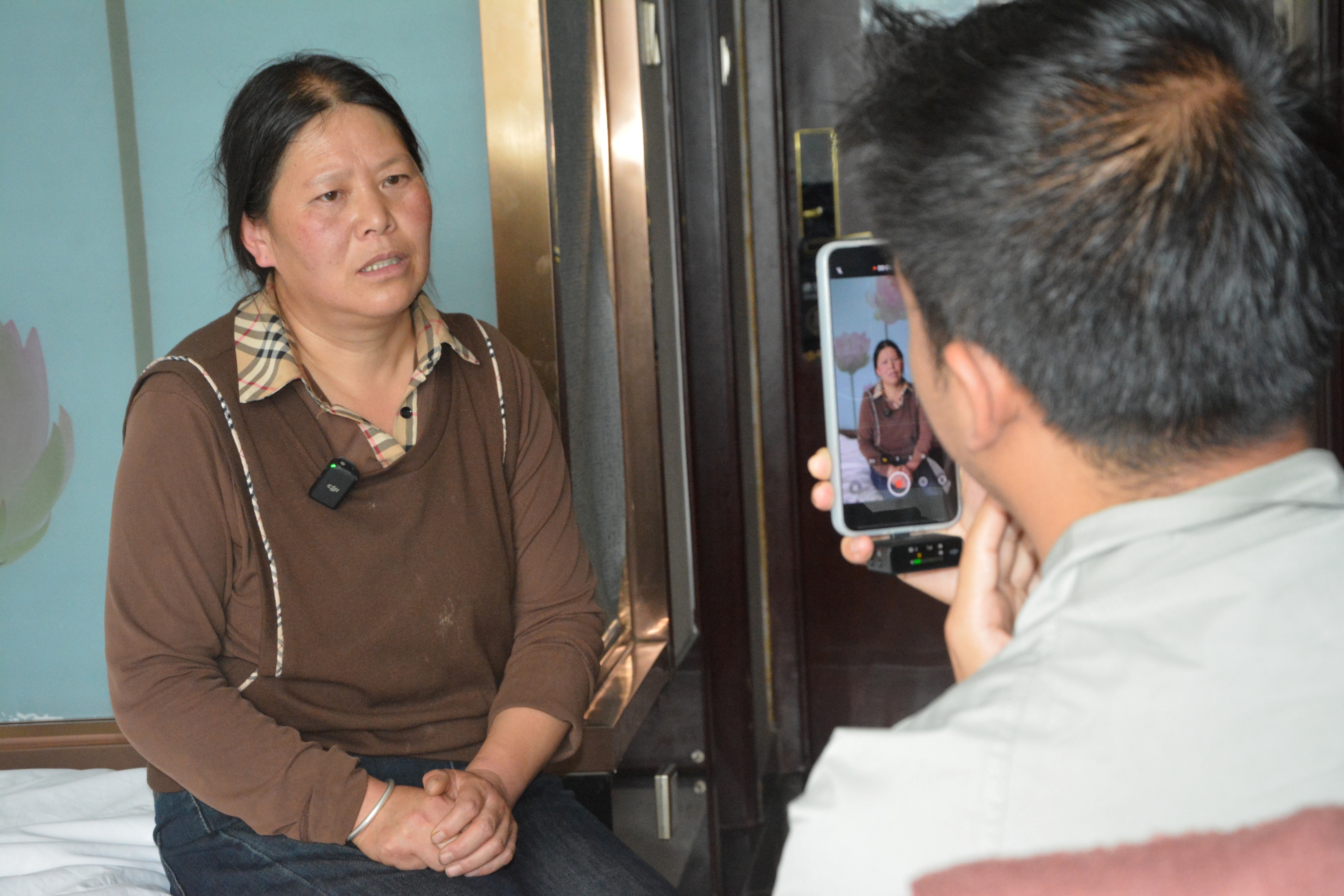 李彩娥接受记者采访