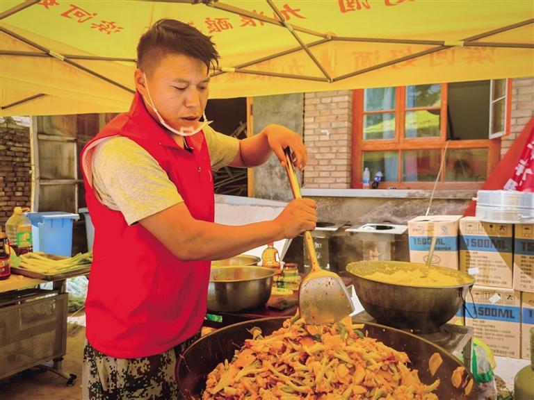 “品牌哥”在灾区做饭