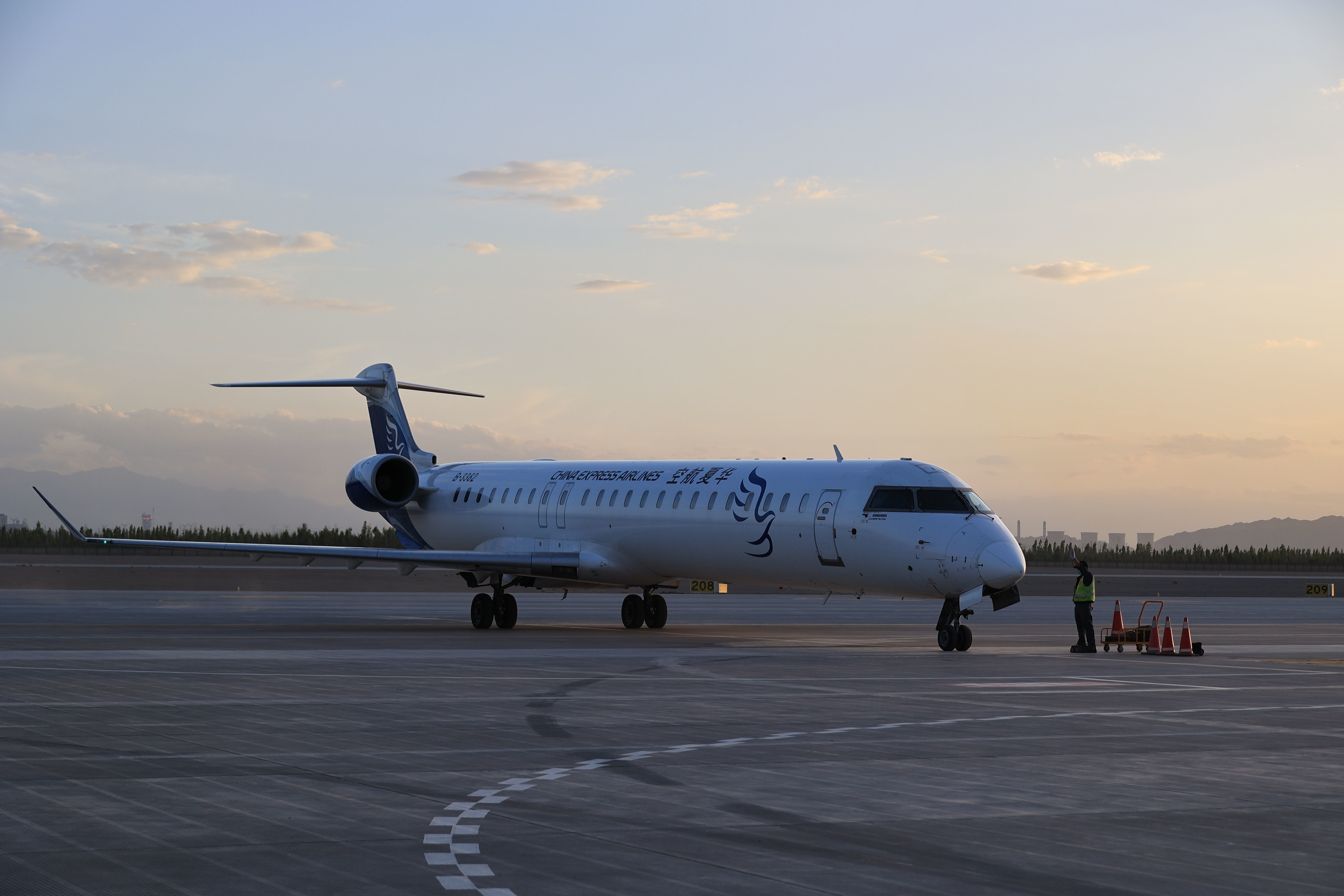 2025年3月30日,兰州=金昌=嘉峪关航班落地。王小龙 摄