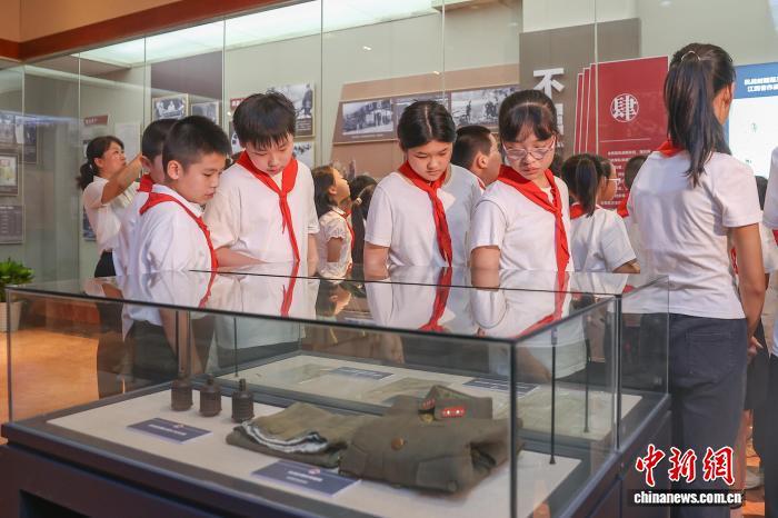 8月15日，江西南昌，一群學生在南昌新四軍軍部舊址陳列館內參觀。中新社記者 劉力鑫 攝
