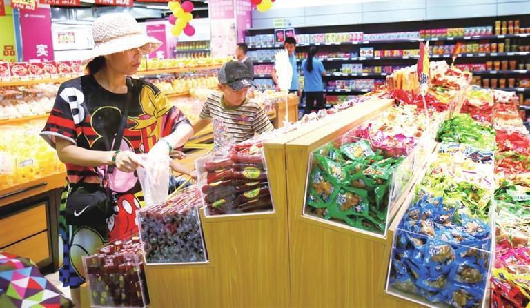 市民在超市购买食品