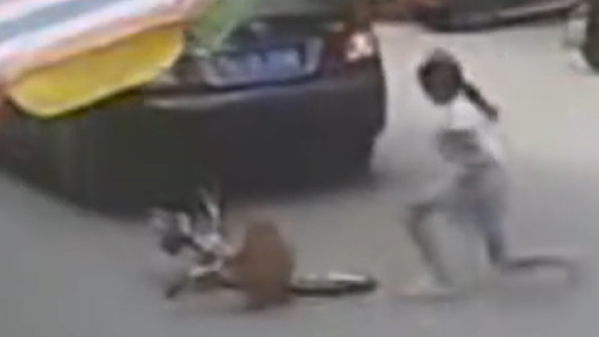 女孩遭轿车撞倒碾压后起身站立，目击者：事发时车速并不快，疑司机分心驾驶导致事故