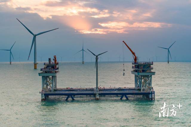 2024年11月25日,广东汕尾后湖风电场海域,运行中的“伏羲一号”。南方+记者 张令 摄