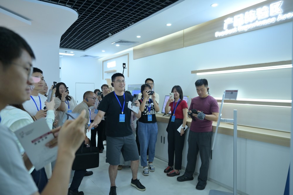 ▲采访团在惠科金渝产品展厅沉浸式体验智能显示器产品。（记者 周奇摄）