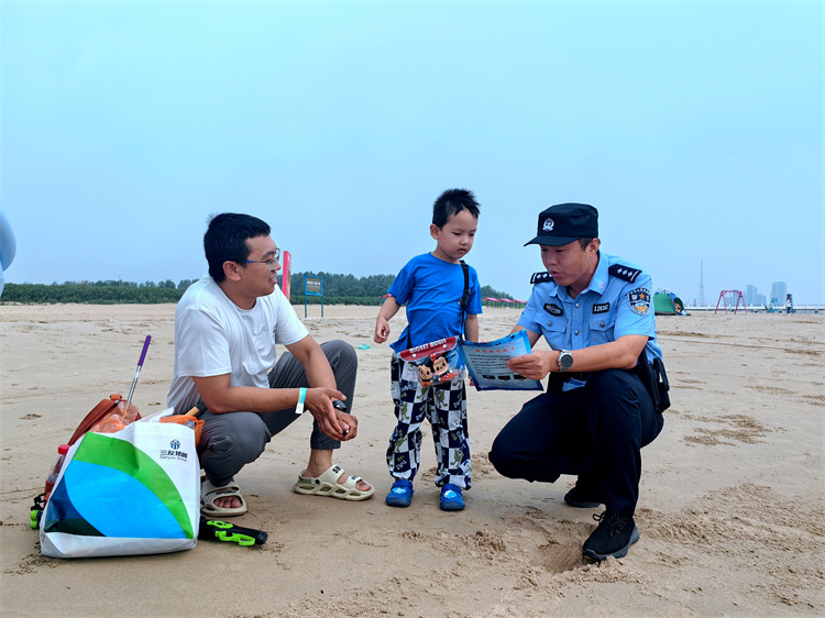 秦皇岛海防：防海蜇安全知识送到群众身边1.jpg