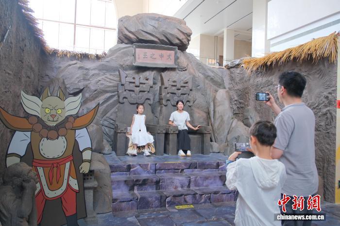 8月9日，游客在《浪浪山小妖怪》主题展内拍照留念。曹丹　摄