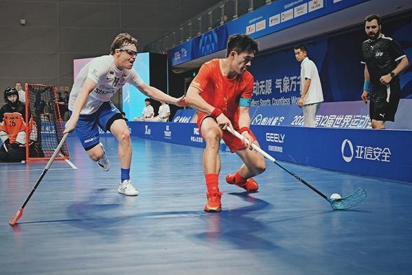 8月6日,距离第12届世界运动会开幕还有一天,软式曲棍球项目在成都新都香城体育中心率先开赛。图为中国男子软式曲棍球国家队在男子团体预赛小组赛中迎战芬兰队。视觉中国供图