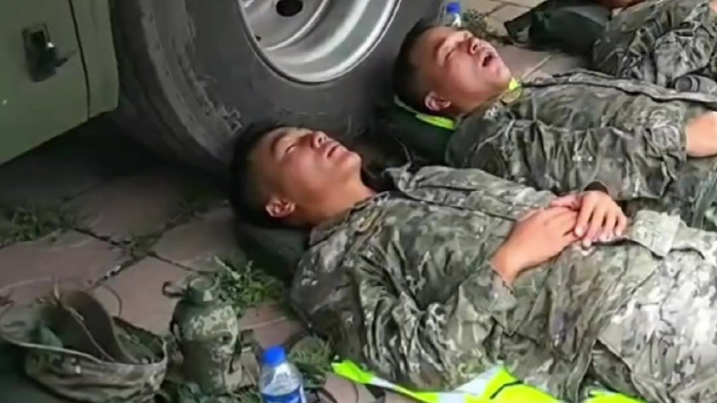 抢险救灾进行时｜彻夜奋战的武警官兵疲惫不堪　躺在地上沉沉睡去