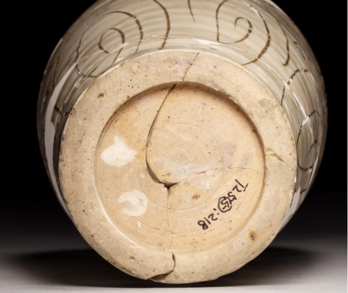 (图十六,白釉珍珠地划花梅瓶,口径4cm、底径9.5cm、高41cm,北宋晚期,现藏于宝丰汝窑博物馆)