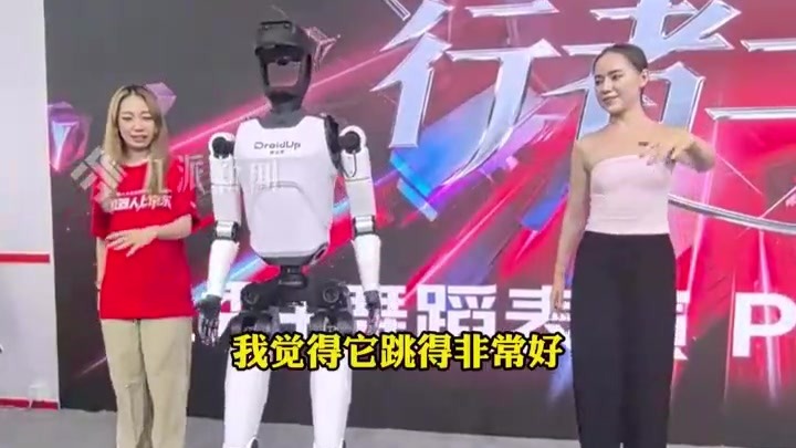 俄罗斯女生和中国机器人学跳舞被圈粉，要把它买回家