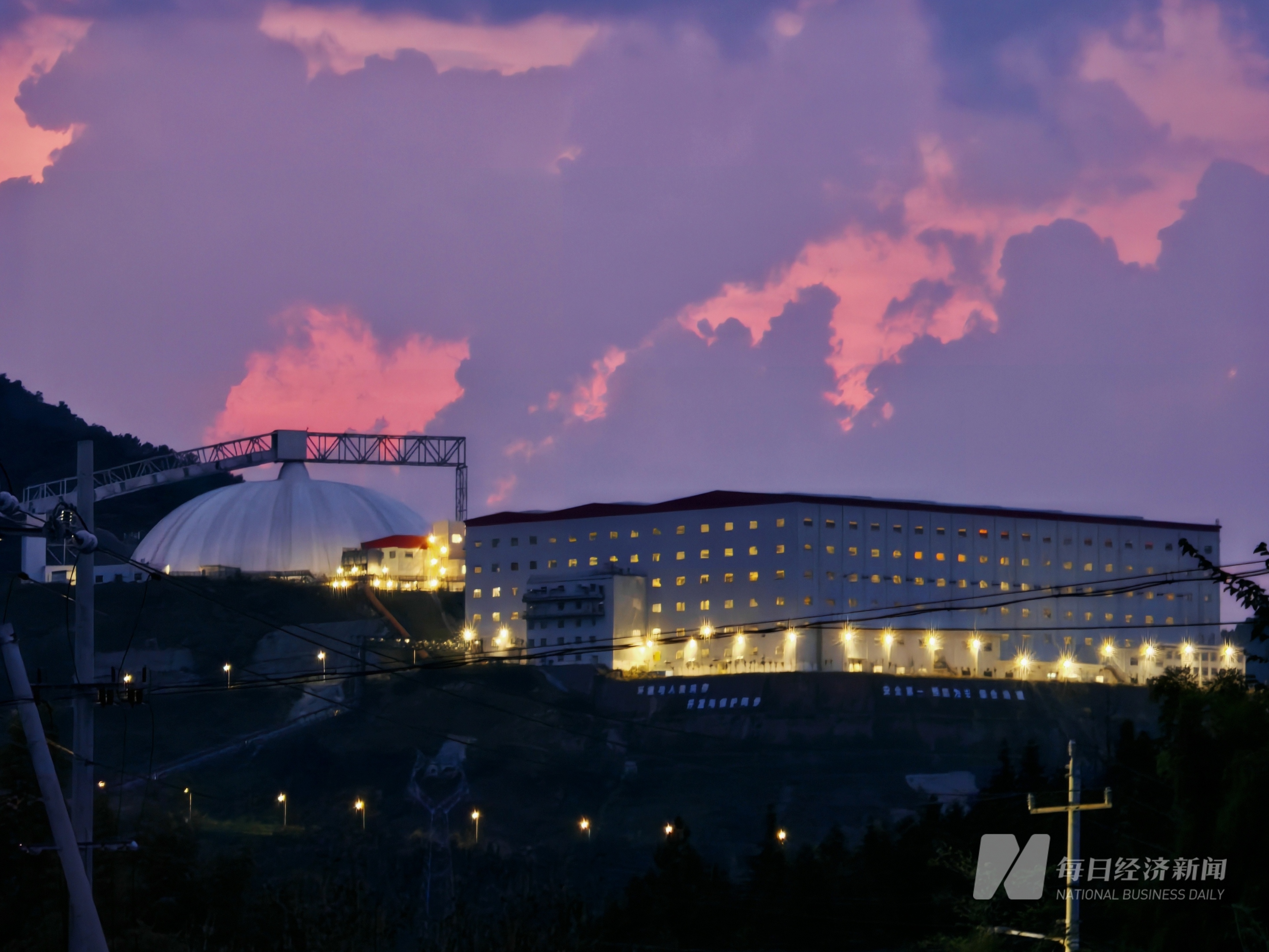 夜色中的奉新资源选矿厂 图片来源：每经记者 孔泽思 摄