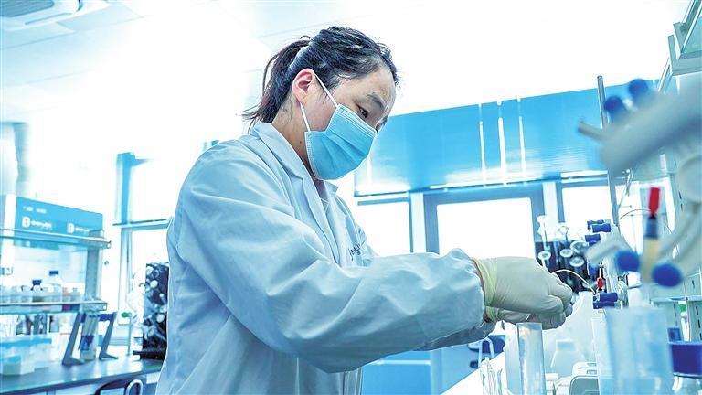 百林科（兰州）新材料有限公司研究员在认真做实验