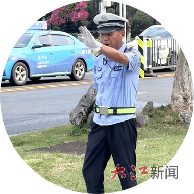 協(xié)警指揮交通。李安然 攝