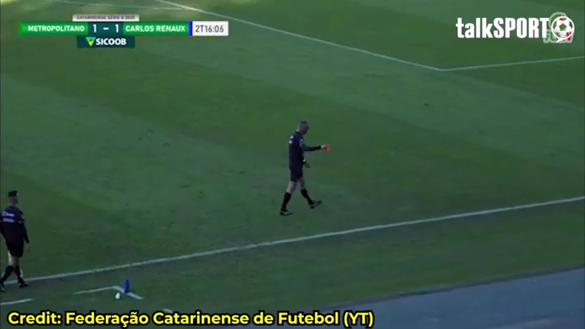 尿急忍不了一点，巴西联赛球员在替补席用瓶子小便被红牌罚下